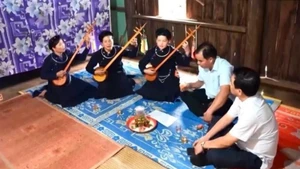 Hoang Van Soan (2e à droite) lors d'un spectacle de chant Then et de luth Tinh dans le village de Po Nang, commune de Kon Thup, district de Mang Yang, province de Gia Lai. Photo: NDEL