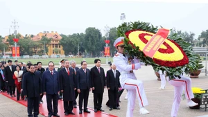 La délégation de dirigeants du Parti et de l’État, ainsi que de représentants des différentes générations de députés de l’Assemblée nationale, rendent hommage au Président Ho Chi Minh en son mausolée. Photo: VNA