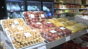 Des fruits frais vietnamiens présentés dans les supermarchés en France. Photo : VNA.
