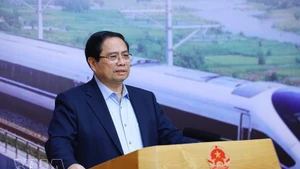 Le Premier ministre Pham Minh Chinh, président du Comité de pilotage des ouvrages majeurs et projets nationaux dans le secteur ferroviaire, s'exprime lors de la réunion. Photo : VNA.