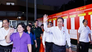 Le président de l’Assemblée nationale Trân Thanh Mân assiste à la soirée du camp d’enrôlement militaire dans la commune de Đông Thanh, à Hô Chi Minh-Ville. Photo : VNA