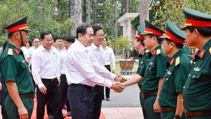 Le président de l’Assemblée nationale, Trân Thanh Mân (1er plan, au centre) avec des officiers et des soldats de la 9e division du 34e corps d’armée. Photo : VNA.