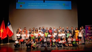 l'ambassadeur Nguyen Viet Cuong remet des certificats d'ambassadeur de la paix aux trente et un élèves de l'école primaire Fray Camilo Henríquez. Photo : NDEL.