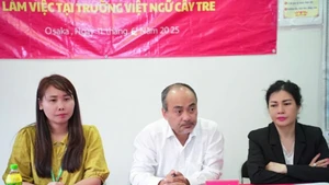 Nguyen Trung Kien, chef du Comité d'État chargé des Vietnamiens résidant à l'étranger, travaille avec les responsables de l'École de langue vietnamienne Cay Tre. Photo : baoquocte