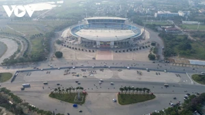 Une série d'équipements techniques spécialisés destinés au tir de feux d'artifice a été rassemblée sur la rue Le Duc Tho (jouxtant le stade de My Dinh, dans le quartier de Tu Liem, Hanoï). Photo : VOV