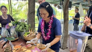 Un en-cas traditionnel préparé au Dubua Café, une destination de bien-être emblématique de la Thaïlande, située dans la province de Nakhon Pathom. Photo : VNA.