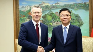 Le vice-Premier ministre Le Thanh Long (droite) et le ministre australien de l’Éducation, Jason Clare. Photo : VNA.