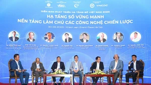 Le Forum de développement des infrastructures numériques du Vietnam 2025 attire près de 800 délégués. Photo: viettimes.vn