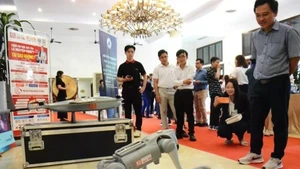 Des délégués découvrent des produits d’intelligence artificielle présentés lors d’un atelier sur le thème « L’intelligence artificielle : un nouveau moteur pour le développement de Dà Nang». Photo : qdnd.vn