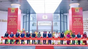 Le secrétaire général du PCV To Lam, le ministre de la Sécurité publique Luong Tam Quang et les dirigeants présents coupent le ruban inaugural. Photo : VNA.