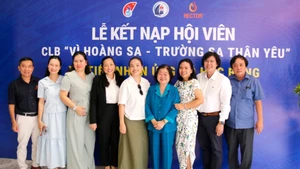 L'ancien vice-président Truong My Hoa prend une photo souvenir avec des dirigeants de la société par actions Lavite. Photo : VNA.