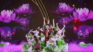 Le temps fort de la soirée d’ouverture est le programme artistique intitulé « Parfums et Couleurs de Tay Ninh », une œuvre scénographique soignée retraçant le processus de formation et de développement de Tay Ninh. Photo: VNA