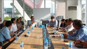 La délégation de travail de la Banque mondiale (BM) travaille avec les autorités de Cân Tho sur le Projet de développement urbain et de renforcement de la résilience de Cân Tho (WB3). Photo: VNA