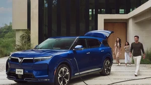 Depuis son arrivée sur le marché indonésien il y a plus d’un an, VinFast a lancé une gamme diversifiée de véhicules électriques, notamment les modèles VF 3, VF 5, VF 6 et VF e34. Photo : VNA.