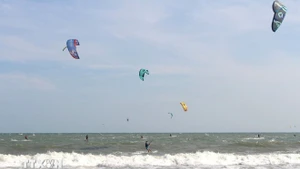 Le quartier de Mui Ne, province de Lam Dong, affirme progressivement sa nouvelle position, non seulement comme destination de villégiature réputée, mais aussi comme l’un des hauts lieux du tourisme sportif maritime au Vietnam et dans la région. Photo: VNA
