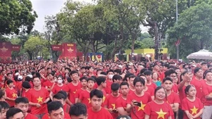 Plus d’un million de personnes à travers le pays ont participé le 16 août au matin à une marche pour un Vietnam uni, fort et durable dans la nouvelle ère. Photo : VNA.