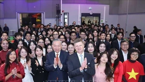 Le secrétaire général To Lam, le président de l'Université Aalto, Ilkka Niemela, avec des étudiants vietnamiens étudiant en Finlande. Photo : VNA.