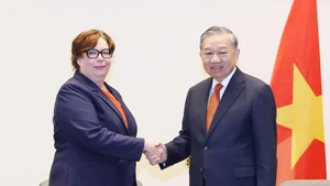 Le secrétaire général du Parti communiste du Vietnam, To Lam et Mme Tiina Sandberg, présidente du Parti communiste finlandais. Photo : VNA.