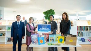 Mme Ngo Phong Ly (2e à droite) offre des livres à la Bibliothèque centrale Oodi. Photo : VNA.