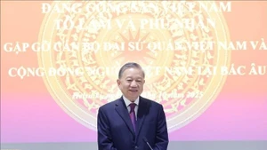 Le secrétaire général To Lam rencontre la communauté vietnamienne des pays nordiques. Photo : VNA.