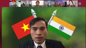 Le conseiller commercial de l’ambassade du Vietnam en Inde, Bui Trung Thuong, prononce le discours d’ouverture du webinaire. Photo : VNA