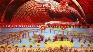 Un programme artistique spécial intitulé « Sous la glorieuse bannière du Parti » a eu lieu à Hanoï. Photo: VNA