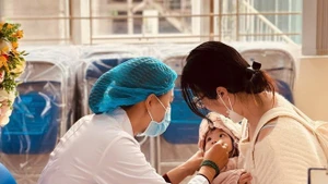 Un enfant reçoit de la vitamine A au dispensaire de santé du quartier de Cua Nam (Hanoï). Photo : VNA.
