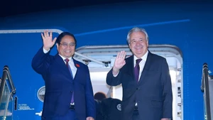 Le Premier ministre vietnamien Pham Minh Chinh (gauche) et le secrétaire général de l'ONU, António Guterres, quittent Hanoï pour la Malaisie. Photo : VNA.