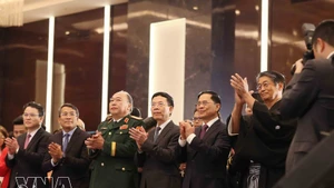 De gauche à droite : le ministre des Sciences et des Technologies Nguyen Manh Hung (quatrième), le vice-Premier ministre Bui Thanh Son (cinquième), l’ambassadeur du Japon Ito Naoki (sixième) et des délégués lors de la réception donnée à Hanoï le 3 mars pour célébrer le 66e anniversaire de Sa Majesté l’empereur Naruhito. Photo : VNA