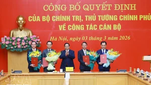 Le Premier ministre Pham Minh Chinh (au centre) présente les décisions relatives aux affaires de personnel aux fonctionnaires le 3 mars. (Photo : VNA)