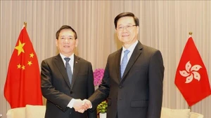 Le vice-Premier ministre vietnamien Ho Duc Phoc (à gauche) et le chef de l’exécutif de la Région administrative spéciale (RAS) de Hong Kong (Chine), John Lee Ka-chiu. Photo : VNA.