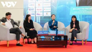 Des experts lors du forum. Photo: VOV