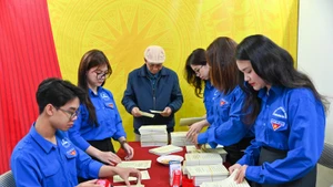 Alors que chaque carte est remise aux habitants et que les liasses de bulletins sont ordonnées, un sentiment d'enthousiasme commence à gagner chaque quartier. Photo : congthuong.vn