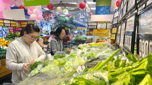 Des habitants font des achats dans un supermarché à Hô Chi Minh-Ville. Photo: VNA