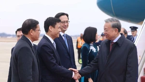 Le secrétaire général To Lam et une délégation l’accompagnant à l’aéroport d’Andrews (États-Unis). Photo : VNA.