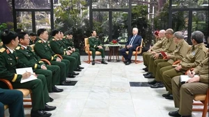 Le chef d’état-major général de l’Armée populaire du Vietnam, Nguyên Tân Cuong, également vice-ministre de la Défense, rencontre le président cubain Miguel Díaz-Canel. Photo: VNA