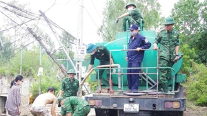 Le 24 novembre, le poste de gardes-frontières au port de Nha Trang, relevant du commandement des gardes-frontières de Khanh Hoa, a continué de déployer de nombreuses activités pour soutenir les personnes touchées par les récentes pluies et inondations. Photo : VNA