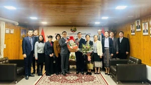 Vu Le Thai Hoang, ambassadeur vietnamien en Austriche a offert un bouquet de fleurs à l'ambassadeur du Laos, Khampheng Douangthongla, à son épouse et à l'ensemble du personnel de l'Ambassade du Laos. Photo: VOV