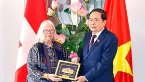 Le président de l’Assemblée nationale du Vietnam, Tran Thanh Man, (à droite), remet un cadeau à la présidente de l’Association d’amitié Suisse-Vietnam, Anjuska Marija Weil, le 28 juillet. Photo : VNA.