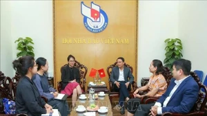 Le vice-président permanent de l’AJV, Nguyên Duc Loi (droite) et Wang Huan, responsable des réseaux sociaux au Centre de coopération internationale du Groupe du Quotidien du Yunnan. Photo : VNA.