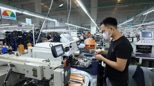 Une usine de fabrication de composants pour l'habillement située dans le parc industriel de Cam Khe, province de Phu Tho. Photo : VNA.