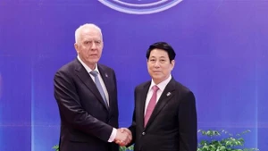 Le président Luong Cuong (à droite) et le procureur général de la Fédération de Russie, Alexander Gutsan, à Hanoi, le 25 octobre. Photo : VNA.