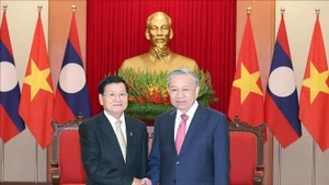 Le secrétaire général du Parti communiste du Vietnam (PCV), To Lam (à droite), et le secrétaire général du Parti populaire révolutionnaire du Laos (PPRL) et président du Laos, Thongloun Sisoulith. Photo : VNA.