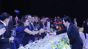Le président de la République Luong Cuong (droite) et les délédués internationaux. Photo : VNA.