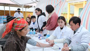 Les services sociaux de base tels que la santé, l'éducation, l'eau potable et l'information sont développés pour répondre aux besoins des populations rurales, en particulier des minorités ethniques. Photo : VNA.