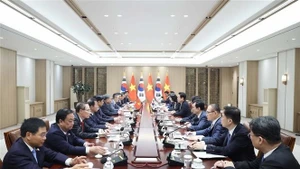 Lors de l'entretien entre le secrétaire général du Parti To Lam (gauche) et le président sud-coréen Lee Jae Myung. Photo : VNA.