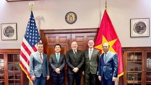 Le ministre vietnamien de l’Industrie et du Commerce, Nguyên Hông Diên (deuxième à partir de la gauche), participe à une séance de négociation avec le secrétaire américain au Commerce, Howard Lutnick, et l’ambassadeur Jamieson Greer, représentant américain au Commerce, à Washington, le 12 juin. Photo : VNA