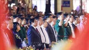 Le Premier ministre Pham Minh Chinh et des délégués assistent au programme artistique spécial. Photo : VNA.