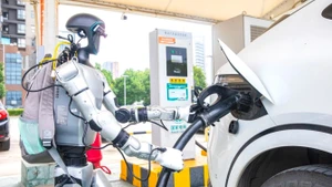 Un robot aide à recharger des véhicules électriques dans une station de recharge à Huangshi, dans la province du Hubei, en Chine, en septembre 2025. Photo : China Daily