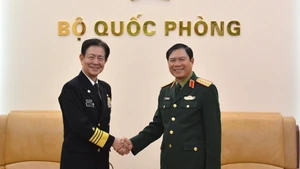 Le général Nguyen Tan Cuong (à droite) reçoit l'amiral Saito Akira. Photo : Journal de l'Armée populaire.